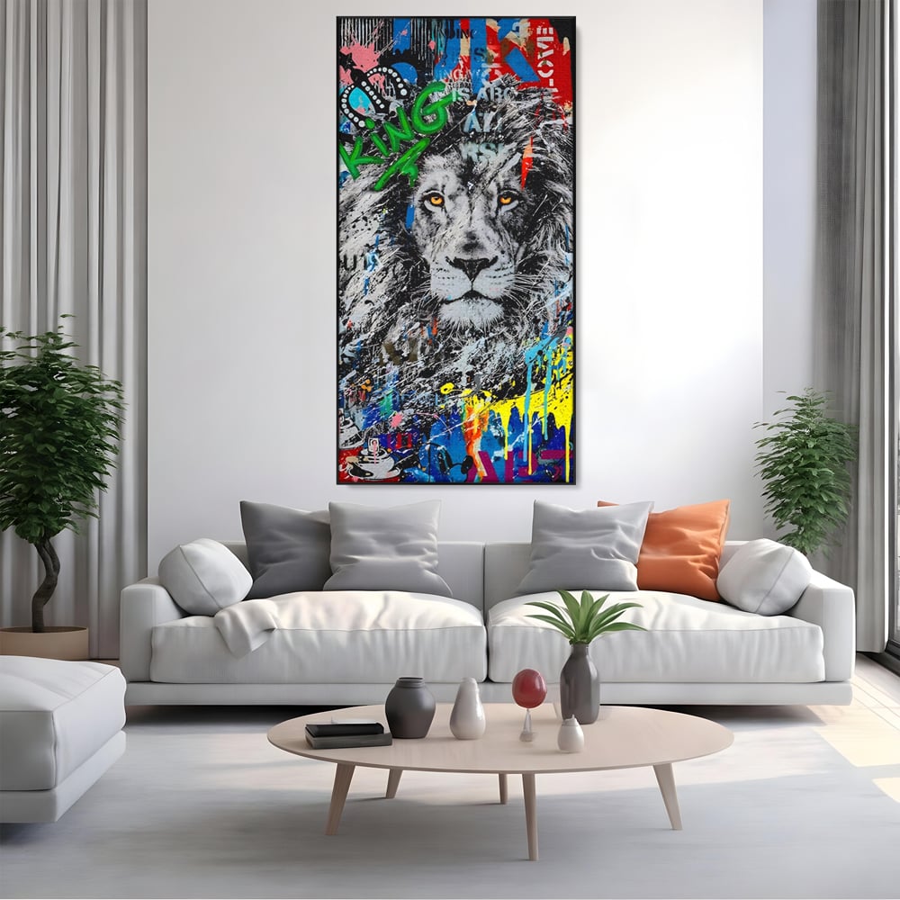 Tablou canvas cu tablou canvas cu leu stil graffiti, in rama de aluminiu negru, pe perete intr-un living
